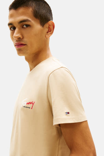 T-shirt beige à manches courtes TOMMY JEANS, avec logo sur la poitrine et petit logo drapeau sur la manche.
