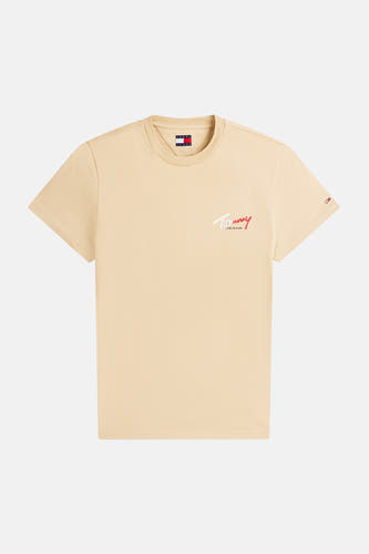 T-shirt beige à manches courtes TOMMY JEANS, avec petit logo et inscription de la marque sur la poitrine, ainsi que de petits détails de la marque sur la manche.