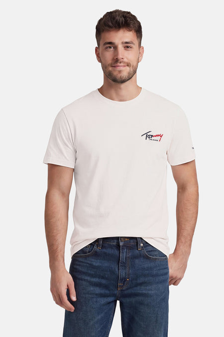 Witte korte mouwen T-shirt van TOMMY JEANS met klein logo op borst, gedragen met donkerblauwe jeans, front view