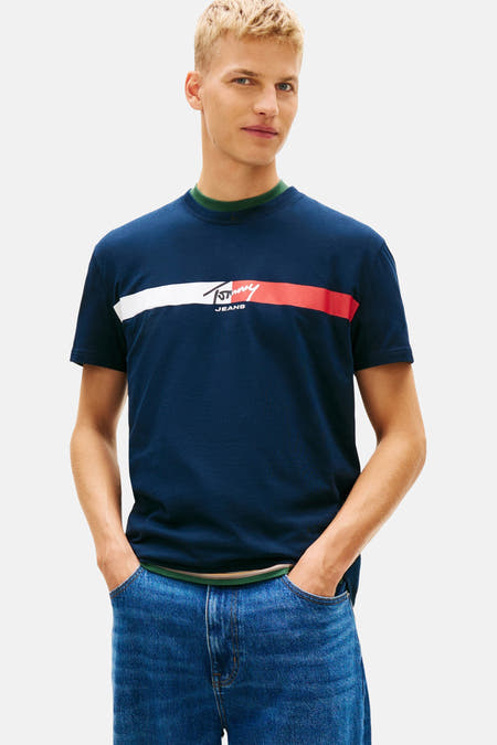 Blauw T-shirt met korte mouwen van TOMMY JEANS, met een horizontale witte en rode streep op de borst.