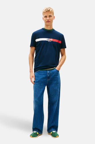 Blauw T-shirt met korte mouwen van TOMMY JEANS, met horizontale witte en rode strepen over de borst.