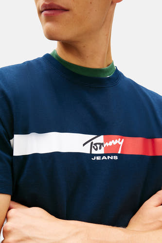 Blauw T-shirt met korte mouwen van TOMMY JEANS, met horizontale witte en rode streep over de borst.
