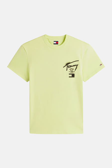 Geel T-shirt met korte mouwen van TOMMY JEANS, met zwarte grafische print op de borst en een klein logo op de mouw.