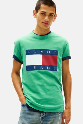 T-shirt vert à manches courtes TOMMY JEANS, avec un logo sur la poitrine, à combiner avec un jean et des baskets blanches.