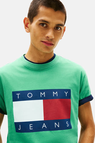 T-shirt vert à manches courtes TOMMY JEANS, avec grand logo de la marque sur le devant.