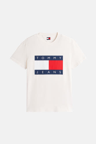 Wit T-shirt met korte mouwen van TOMMY JEANS, met een groot logo in het midden.
