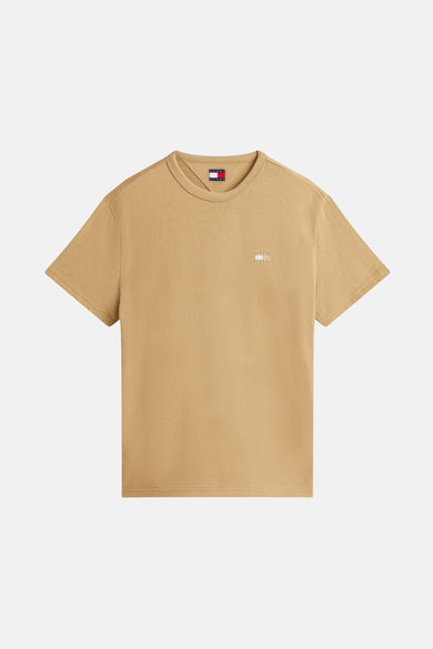 Beige T-shirt met korte mouwen van TOMMY JEANS, met een klein logo op de borst en een label in de nek.
