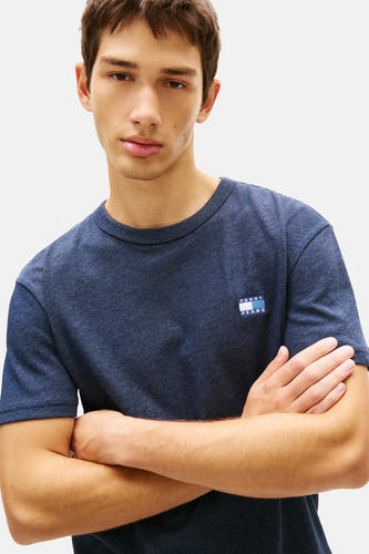Blauw T-shirt met korte mouwen van TOMMY JEANS, met gekruiste armen over de borst.
