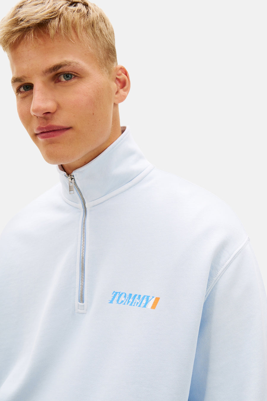 Pull bleu à col roulé de Tommy Jeans, avec demi-fermeture éclair et logo imprimé sur la poitrine.