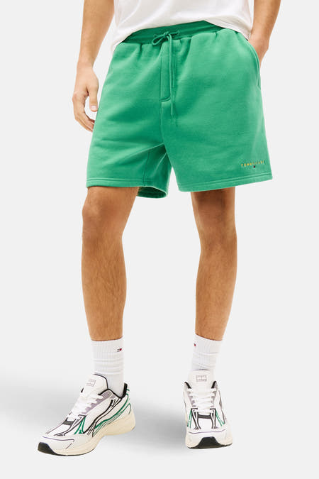 Groene short van TOMMY JEANS, met trekkoord, zakken en merklogo op de pijp.