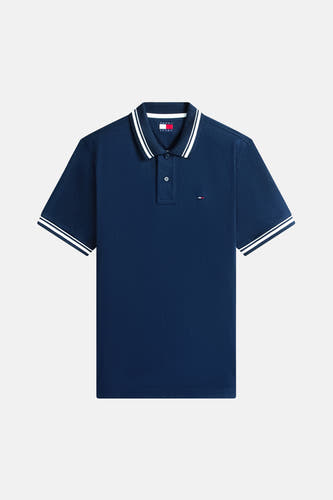 Blauwe polo met korte mouwen van Tommy Jeans, afgewerkt met een witte bies langs de kraag en mouwen.