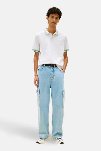 Grijze polo met korte mouwen van TOMMY JEANS, met groene strepen langs de kraag en mouwen.