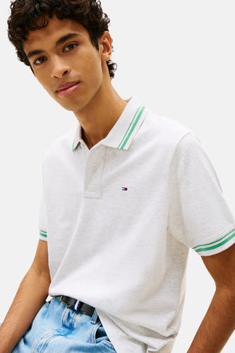 Polo grise à manches courtes de TOMMY JEANS, avec des détails de rayures vertes sur le col et les manches.