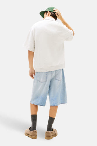 Grijs poloshirt met korte mouwen van TOMMY JEANS, met denim shorts, sokken en schoenen, rugaanzicht.