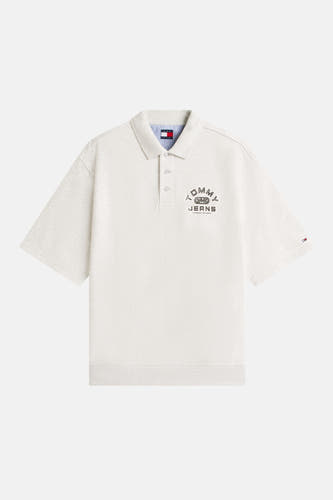 Grijs poloshirt met korte mouwen van TOMMY JEANS, met logo op de borst en een gestreepte binnenkant van de kraag.
