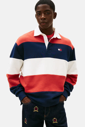 Multikleurige sweater van TOMMY JEANS, met horizontale strepen in rood, wit en blauw, lange mouwen en een polokraag.