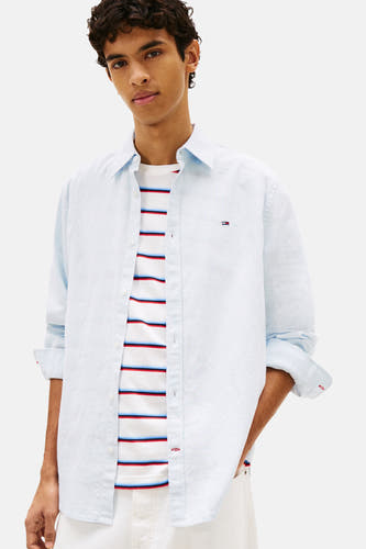 Blauw hemd van TOMMY JEANS, met lange mouwen en een subtiel logo op de borst.