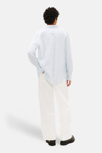 Blauw hemd van TOMMY JEANS, gezien van achteren, met lange mouwen en witte broek.