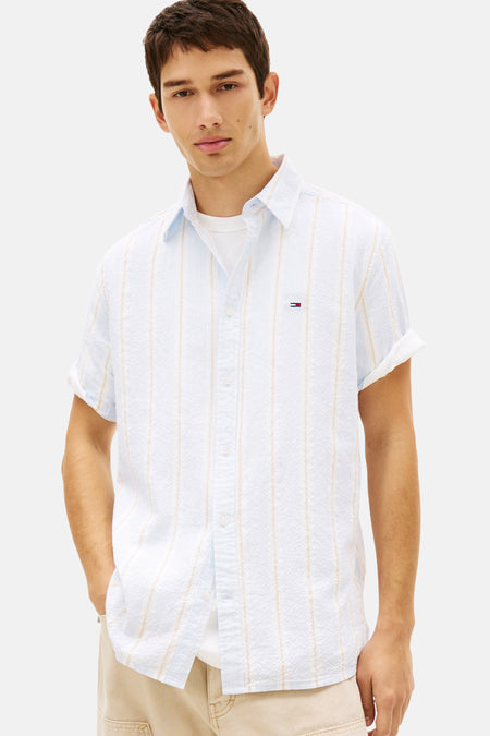 Blauw overhemd met korte mouwen van Tommy Jeans, met een gestreept dessin en opgerolde mouwen.