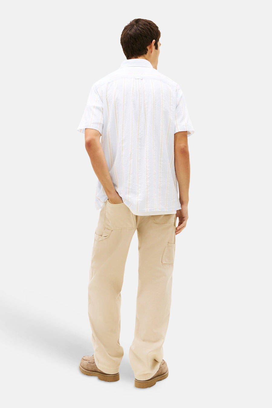Blauw overhemd met korte mouwen van TOMMY JEANS, met verticaal streepjespatroon, gedragen met kaki cargo broek en bruine schoenen, achterkant.