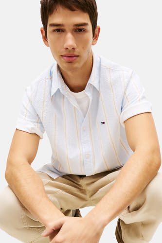 Blauw, gestreept overhemd (korte mouwen) van TOMMY JEANS, met opgerolde mouwen en een casual pasvorm.