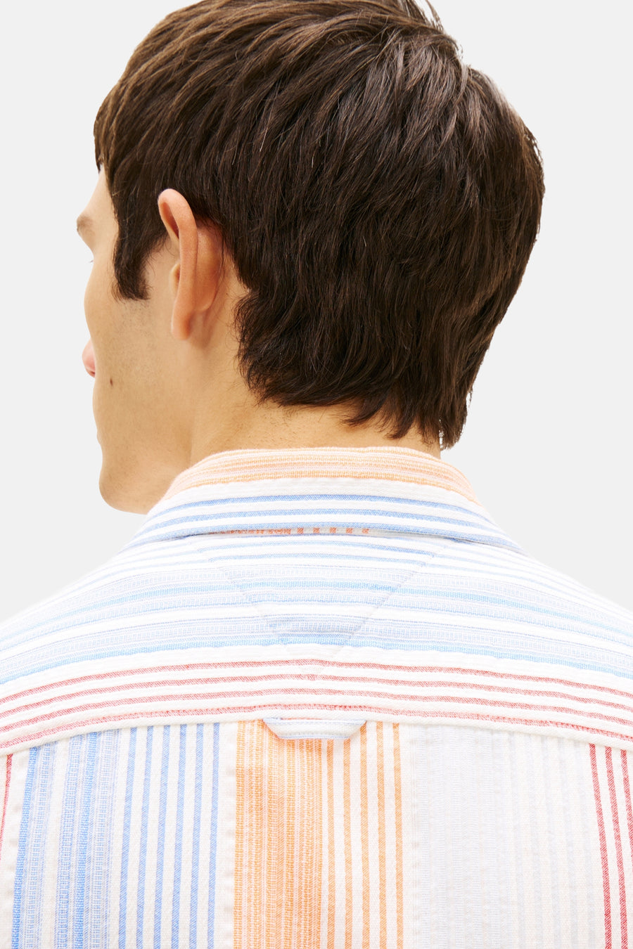 Chemise multicolore de TOMMY JEANS, motif rayé avec des lignes rouges et bleues, détail du dos.