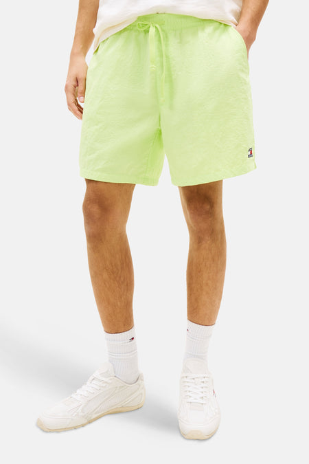 Gele short van TOMMY JEANS met gekreukte textuur, trekkoord in de taille en klein logo op de linkerzoom.