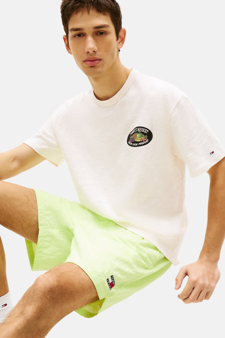 Short vert lime de TOMMY JEANS, avec petit détail logo sur la jambe et tissu froissé.