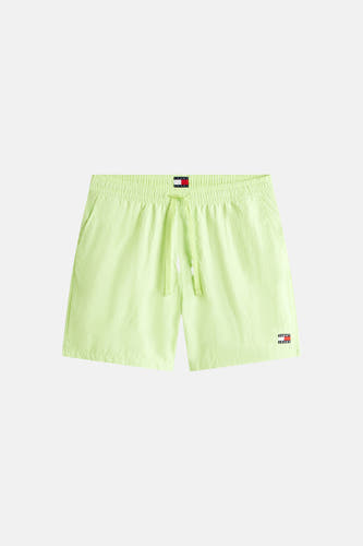 Limegroene short van TOMMY JEANS met elastische tailleband, trekkoord, twee steekzakken en logopatch.