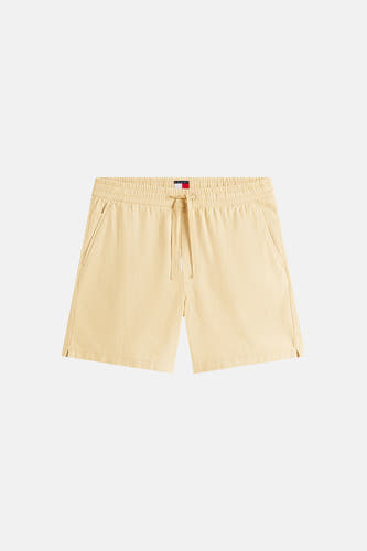 Beige short van TOMMY JEANS met een elastische tailleband, trekkoord, steekzakken en kleine splitjes aan de onderkant.