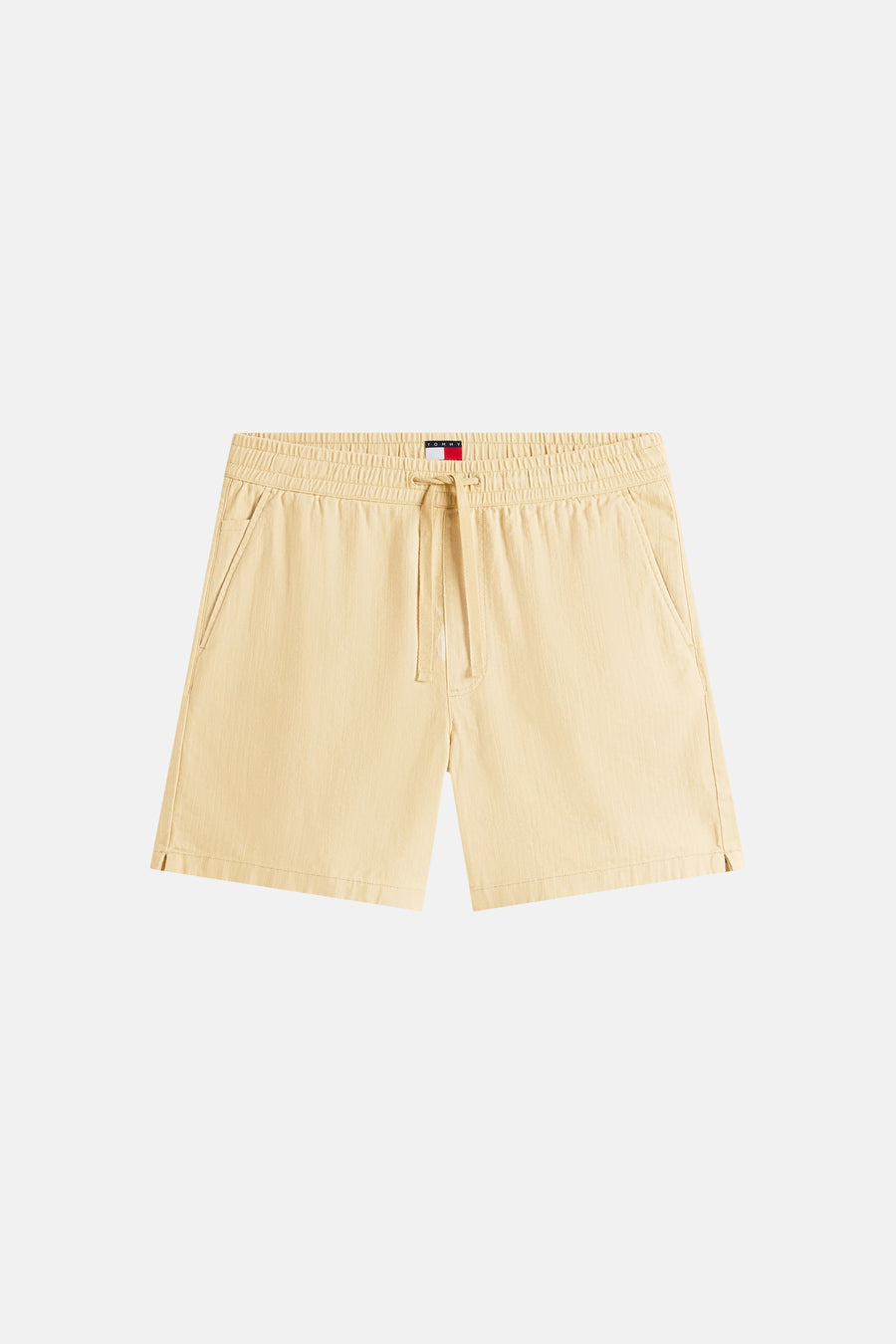 Beige short van TOMMY JEANS met een elastische tailleband, trekkoord, steekzakken en kleine splitjes aan de onderkant.