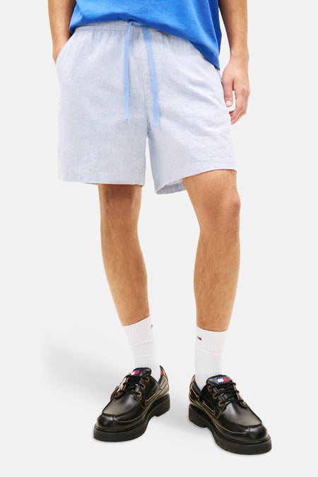 Lichtblauw gestreepte short van TOMMY JEANS met trekkoord en wijde pasvorm.
