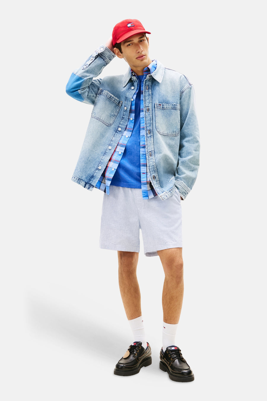 Lichtblauwe short van TOMMY JEANS met fijne strepentextuur, gecombineerd met een denim jack en T-shirt.