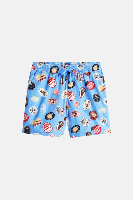 Blauwe short van TOMMY JEANS met een all-over print van fruitsticker-achtige logo's.
