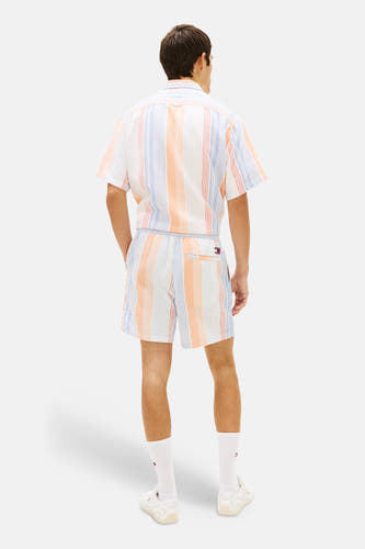 Multicolor gestreepte short van TOMMY JEANS, met verticale strepen en logopatch op de achterzak, achterzijde.