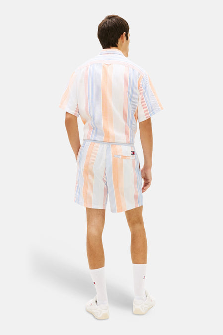 Multicolor gestreepte short van TOMMY JEANS, met verticale strepen en logopatch op de achterzak, achterzijde.