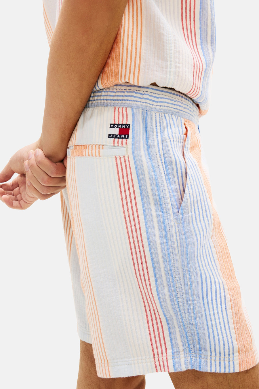 Multicolor gestreepte short van TOMMY JEANS met elastische tailleband en merkpatch op de achterzak.
