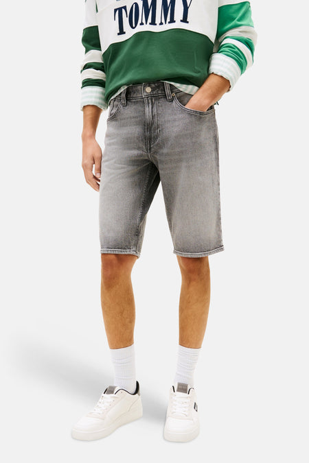Grijze jeansshort van denim van TOMMY JEANS, gecombineerd met witte sokken en sneakers.