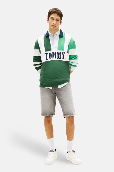 Jeansshort van grijs denim van TOMMY JEANS, met subtiele wassing en casual styling.