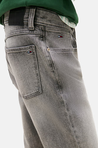 Short en jean gris délavé de TOMMY JEANS, avec poches et un petit badge logo.