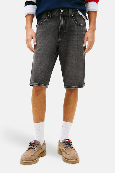 Zwarte denim short van Tommy Jeans, met bruine suède schoenen en witte sokken.