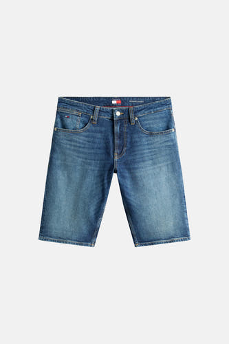 Short en jean de couleur bleu foncé 'Ronnie Short' de TOMMY JEANS avec poches avant, passants de ceinture et logo drapeau.