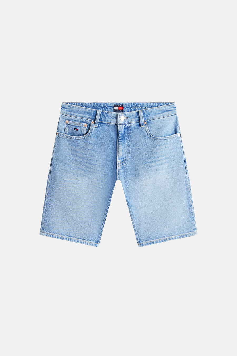 Mid blauwe denim jeansshort van TOMMY JEANS, met vijfzakkenstijl, knoopsluiting, klein vlaglogo en 'Scanton Short' op de tailleband.