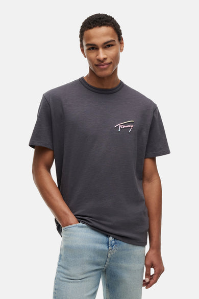 Grijs T-shirt met korte mouwen van TOMMY JEANS, met kleurrijk Tommy-signaturelogo op de borst.