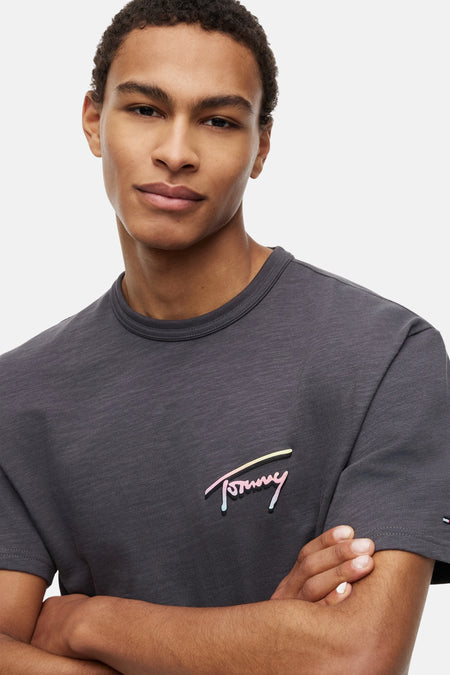 Grijs T-shirt met korte mouwen van TOMMY JEANS, met kleurrijk scriptlogo en subtiele textuur op de borst.