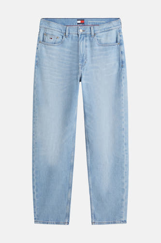 Jean fuselé bleu clair de TOMMY JEANS avec un délavage délavé et un logo de marque sur la poche ticket.