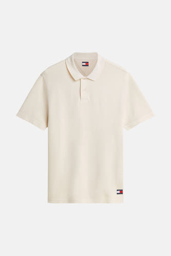 Ecru polo met fijn textuur van TOMMY JEANS, voorzien van kleurrijk logo op borst en zoom, front view