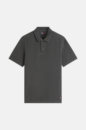 Zwarte polo met fijne textuur van TOMMY JEANS, voorzien van klein logo op borst, front view