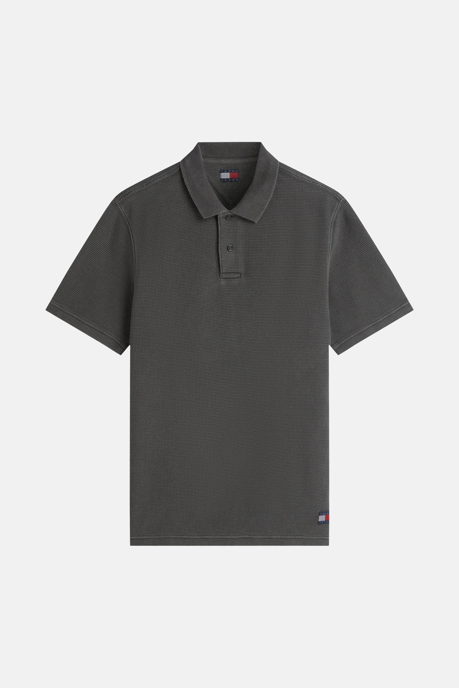 Zwarte polo met fijne textuur van TOMMY JEANS, voorzien van klein logo op borst, front view