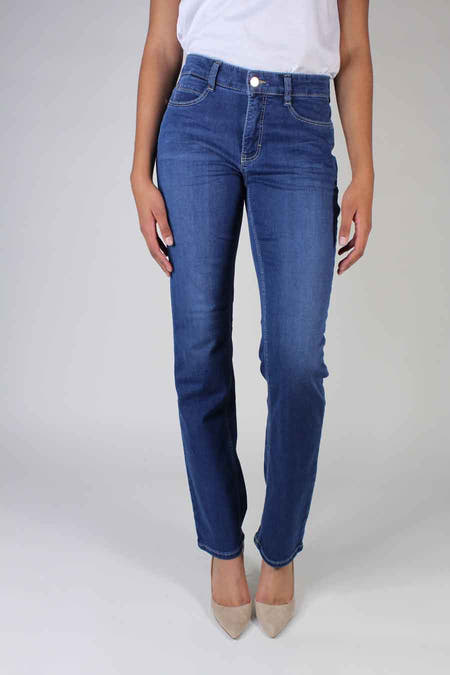 Blauwe rechte jeans van MAC, gedragen met een wit shirt en beige schoenen.
